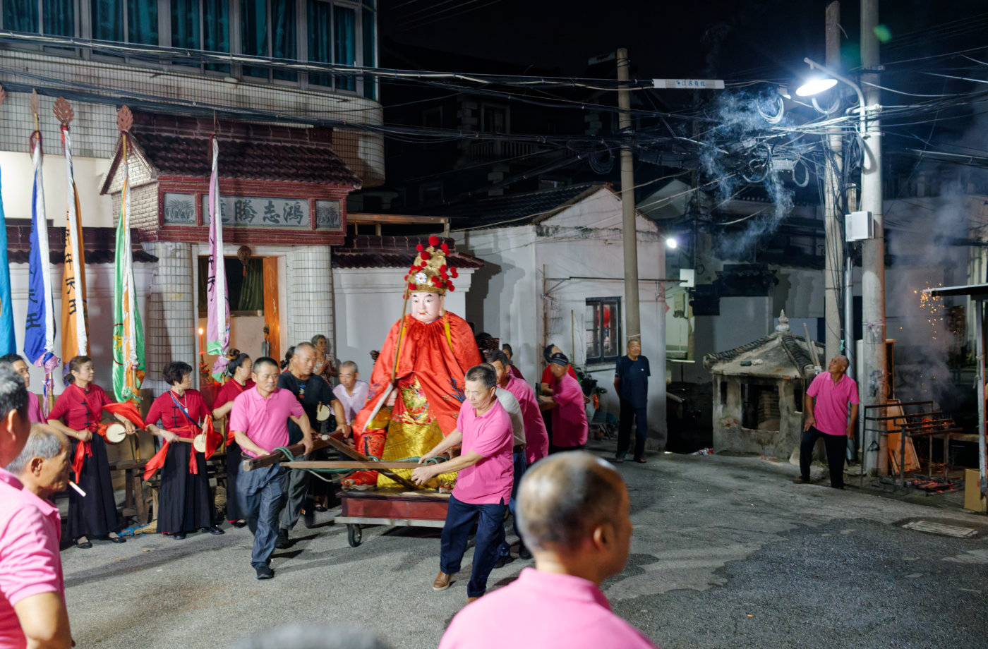 抬出佛堂后，并不能直接就走，还要在广场上绕几个圈
