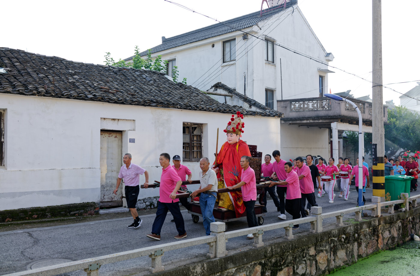 猛将巡游在乡村街道上。
