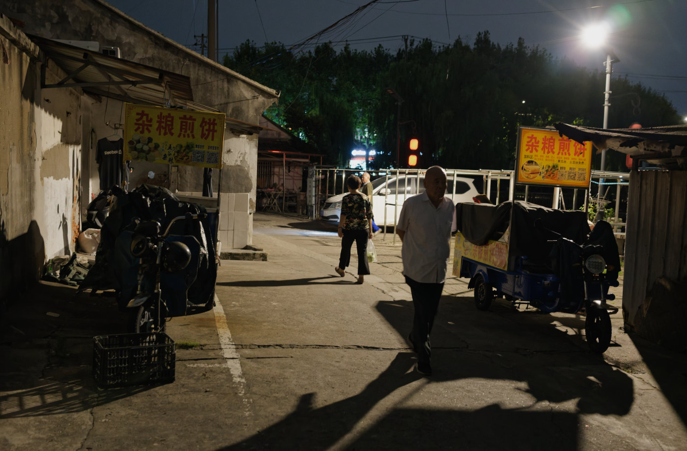 老街路灯下寻常的一幕。