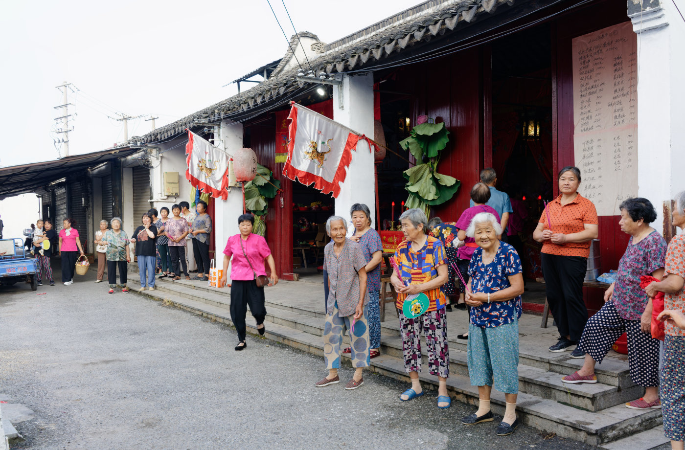 当我们到达隔壁村猛将堂口时，村民正站在门口准备迎接猛将神归位。