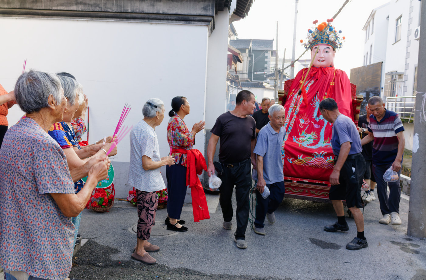 猛将到达堂口时，虔诚的村民持香等候祭拜。