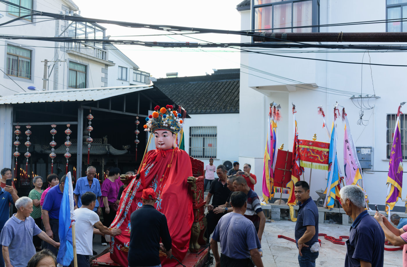 同样，猛将归来后仍要在堂口广场上转几圈。