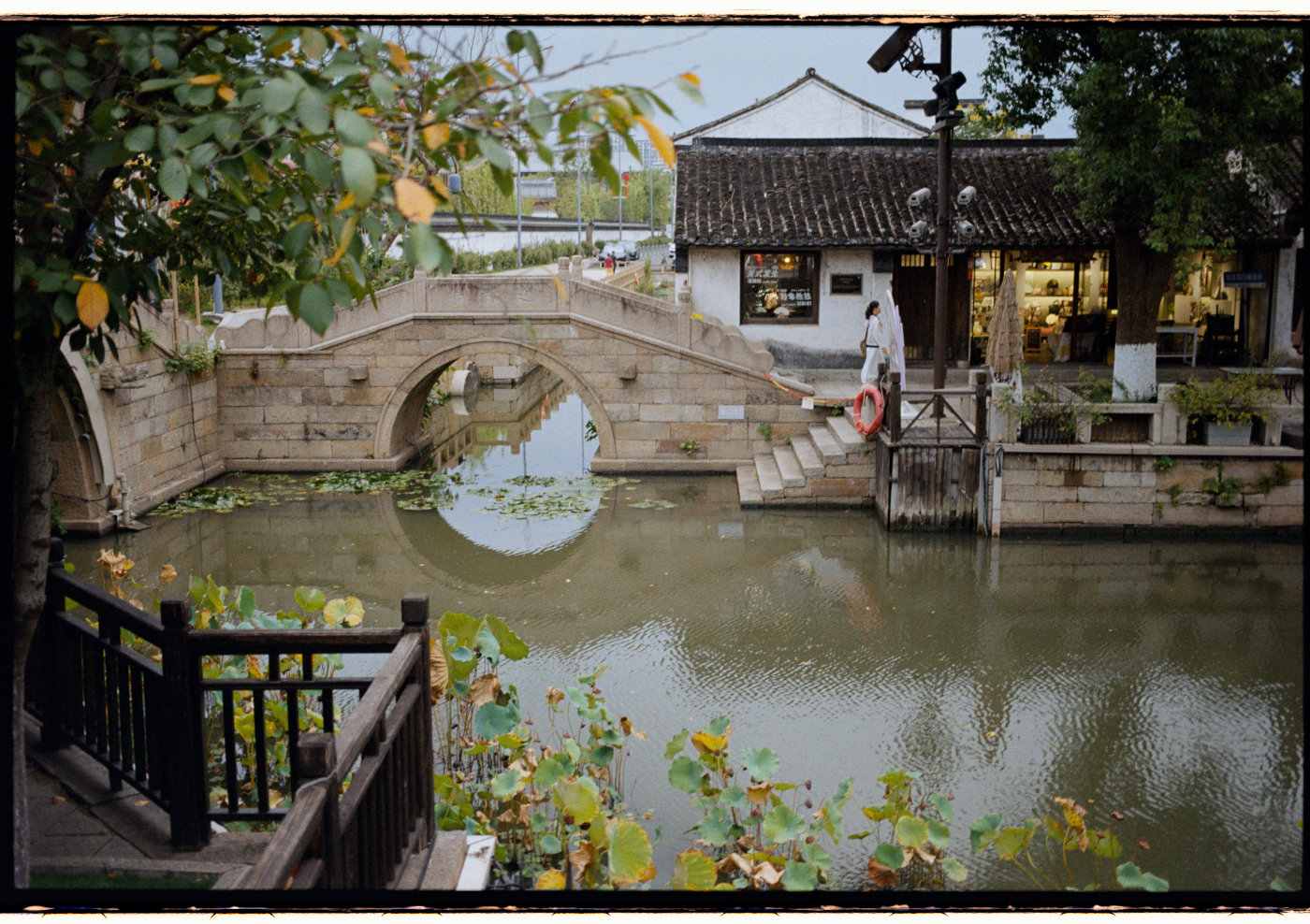 河道、石桥与古镇屋舍。