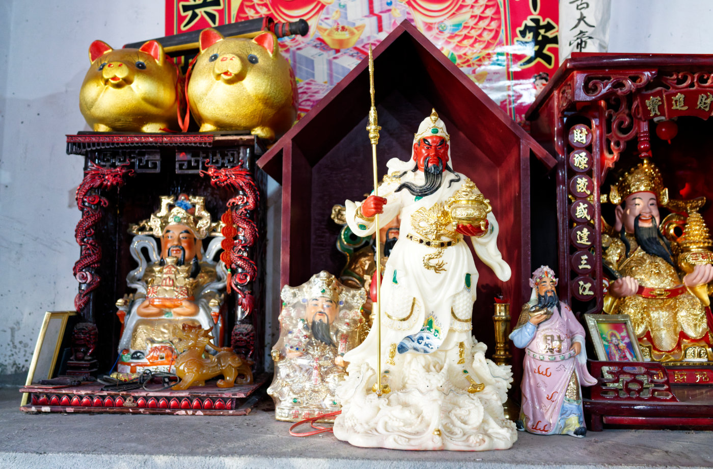 神龛里的诸神静静端坐,与眼前热闹的祭祀活动形成对照。