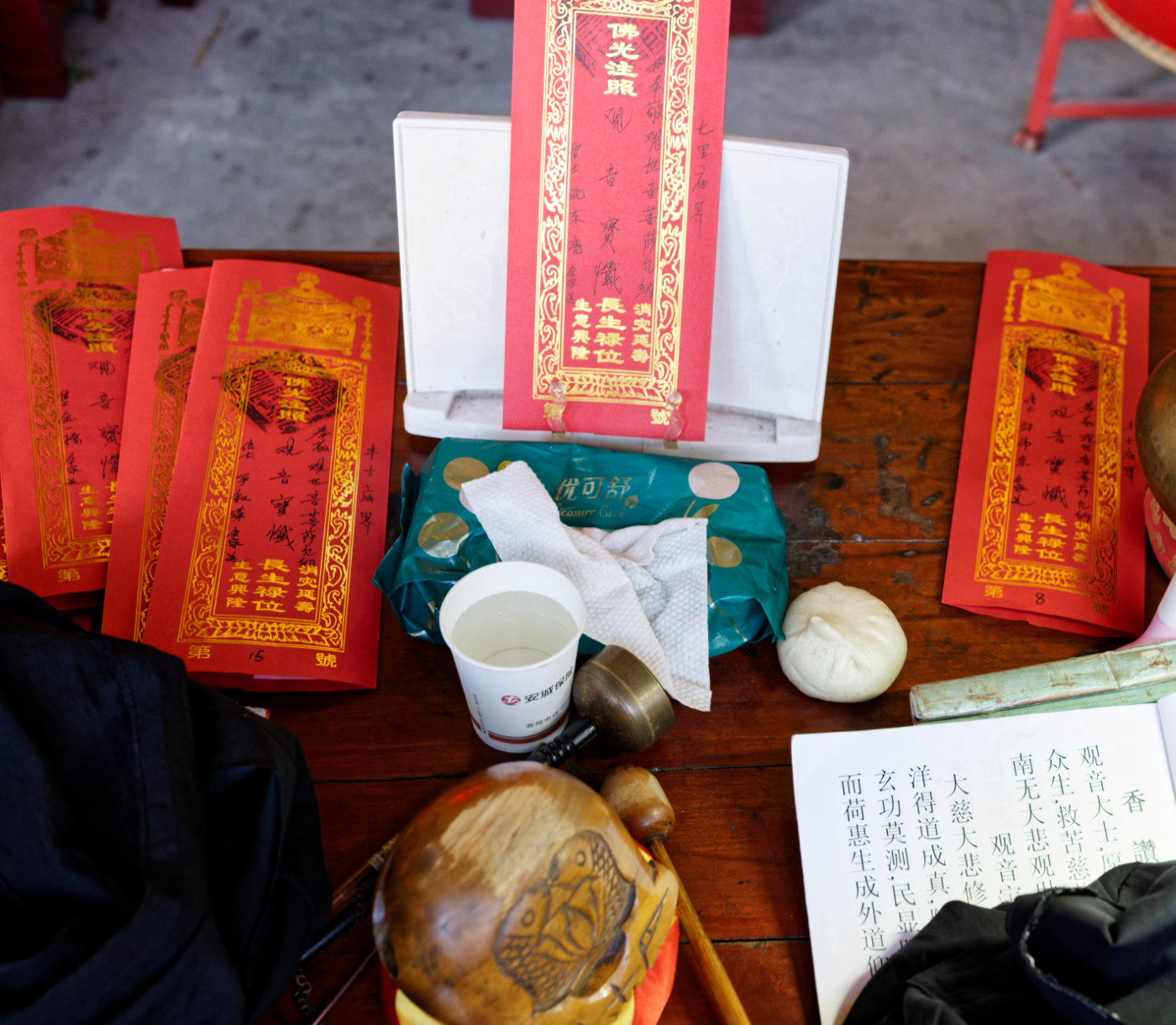 一张祭祀用的桌面,纸钱、供品和饮水混杂在一起,保留着现场最真实的样子。