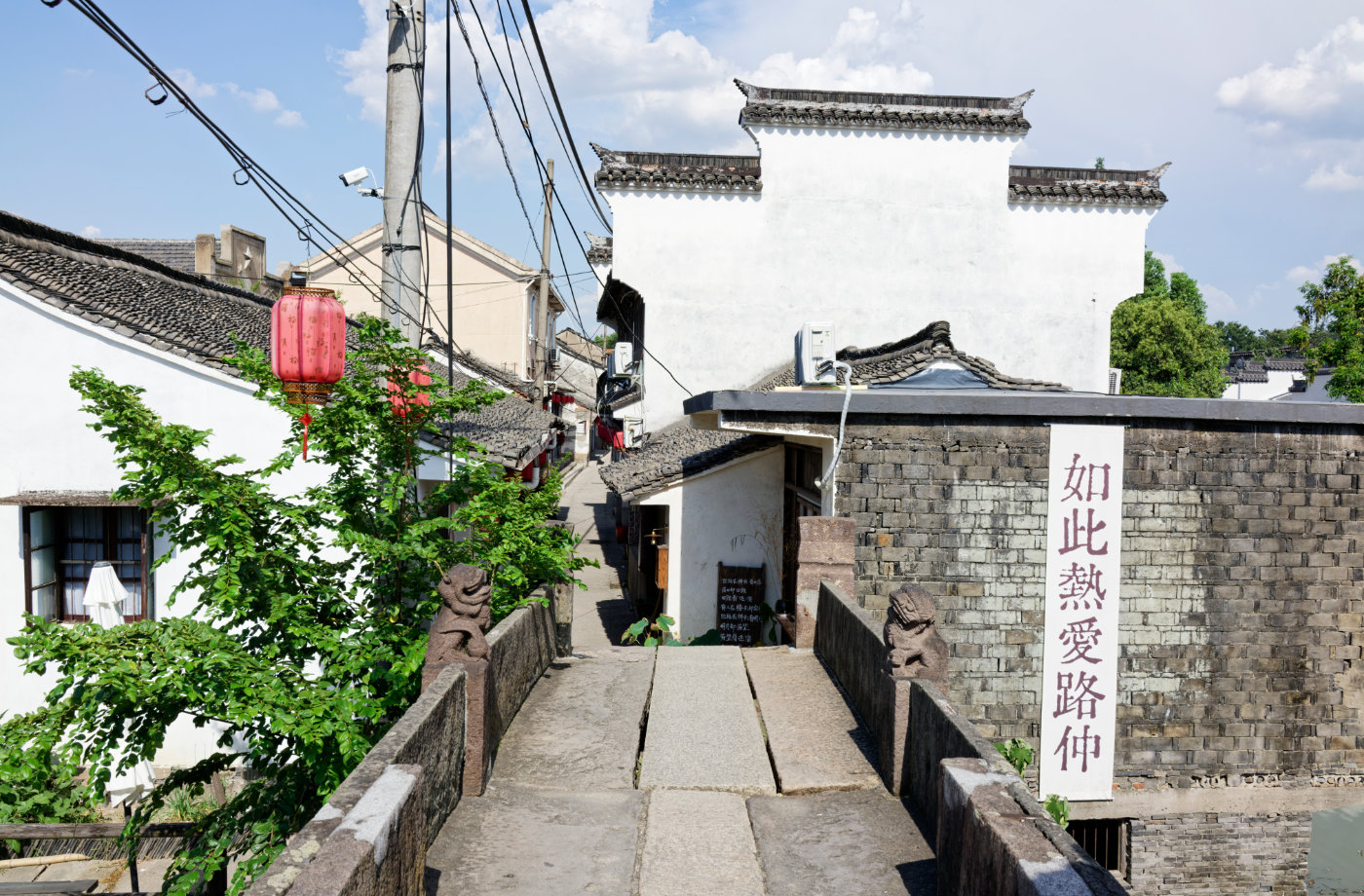 沿着石板路往里走,修整过的街巷在正午阳光下显得格外安静。