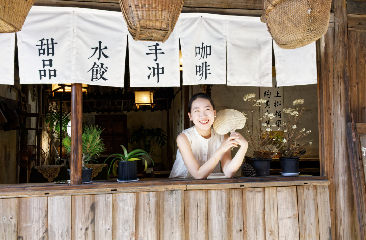 往回走时碰到这位姑娘正在店铺窗口拍照。我夸了一句“太美了”,她很爽快地让我蹭拍了一张。