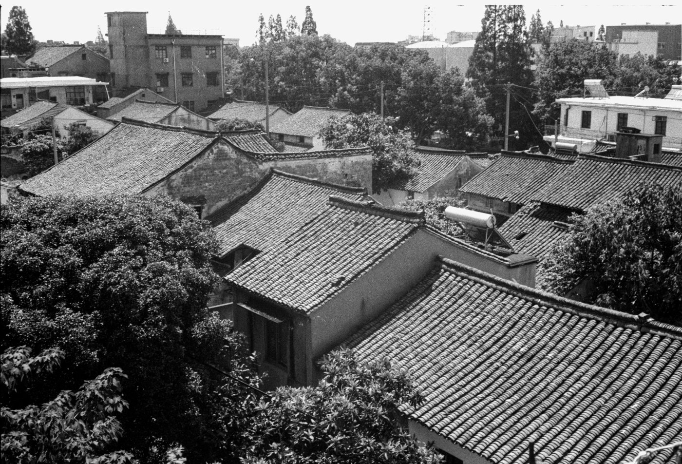 从高处望见的斜桥老街屋顶。
