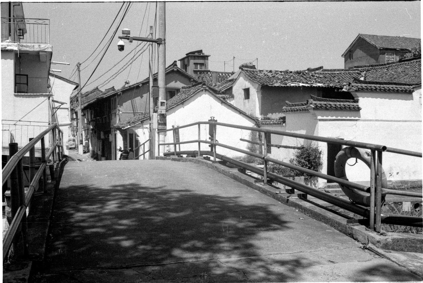 连接河道两岸街巷的小桥。