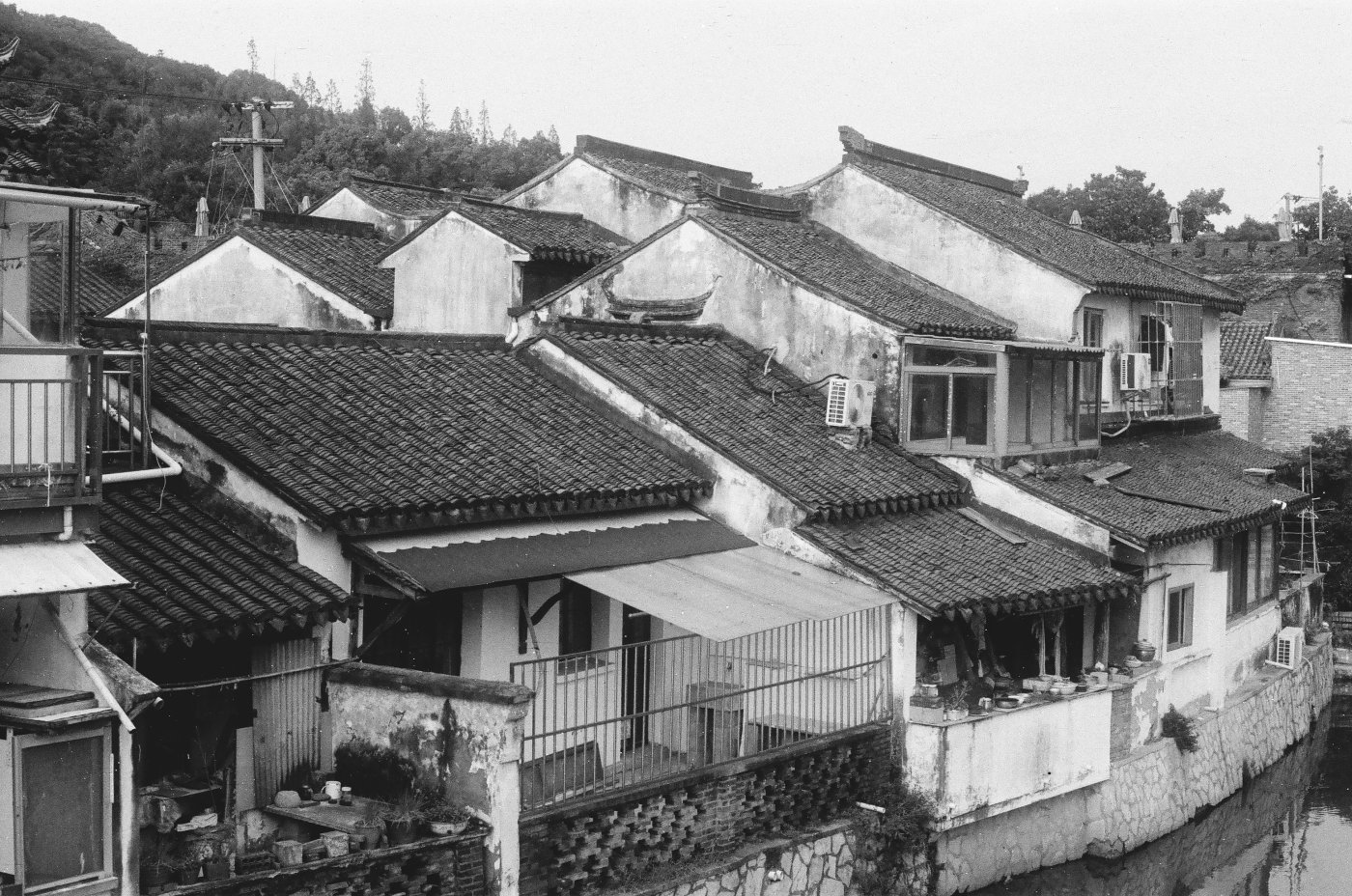 在城楼边的河岸，我无意中发现这里还有一片仍有人居住的旧屋。