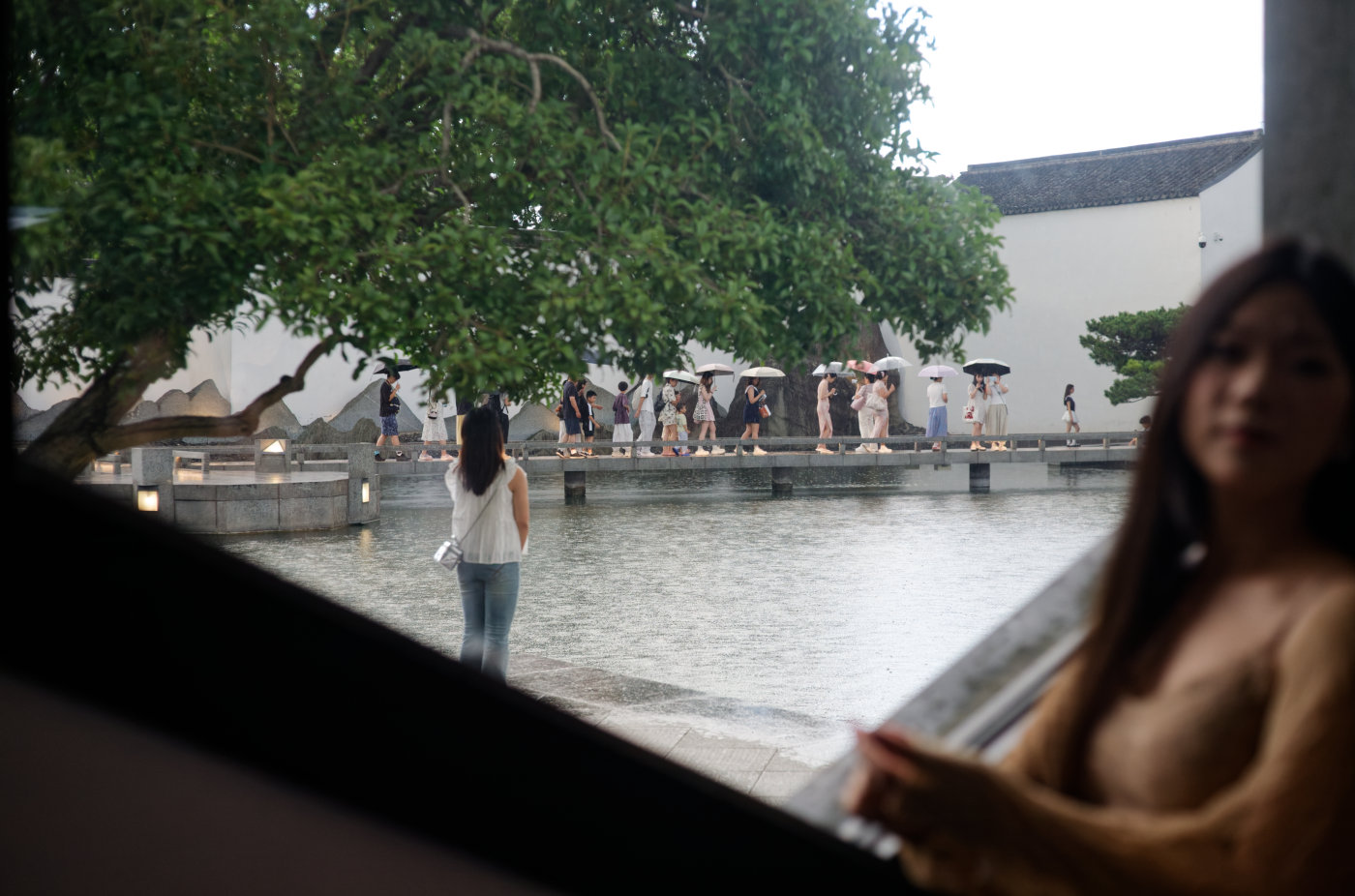 展馆内靠窗拍照的人与窗外的风景