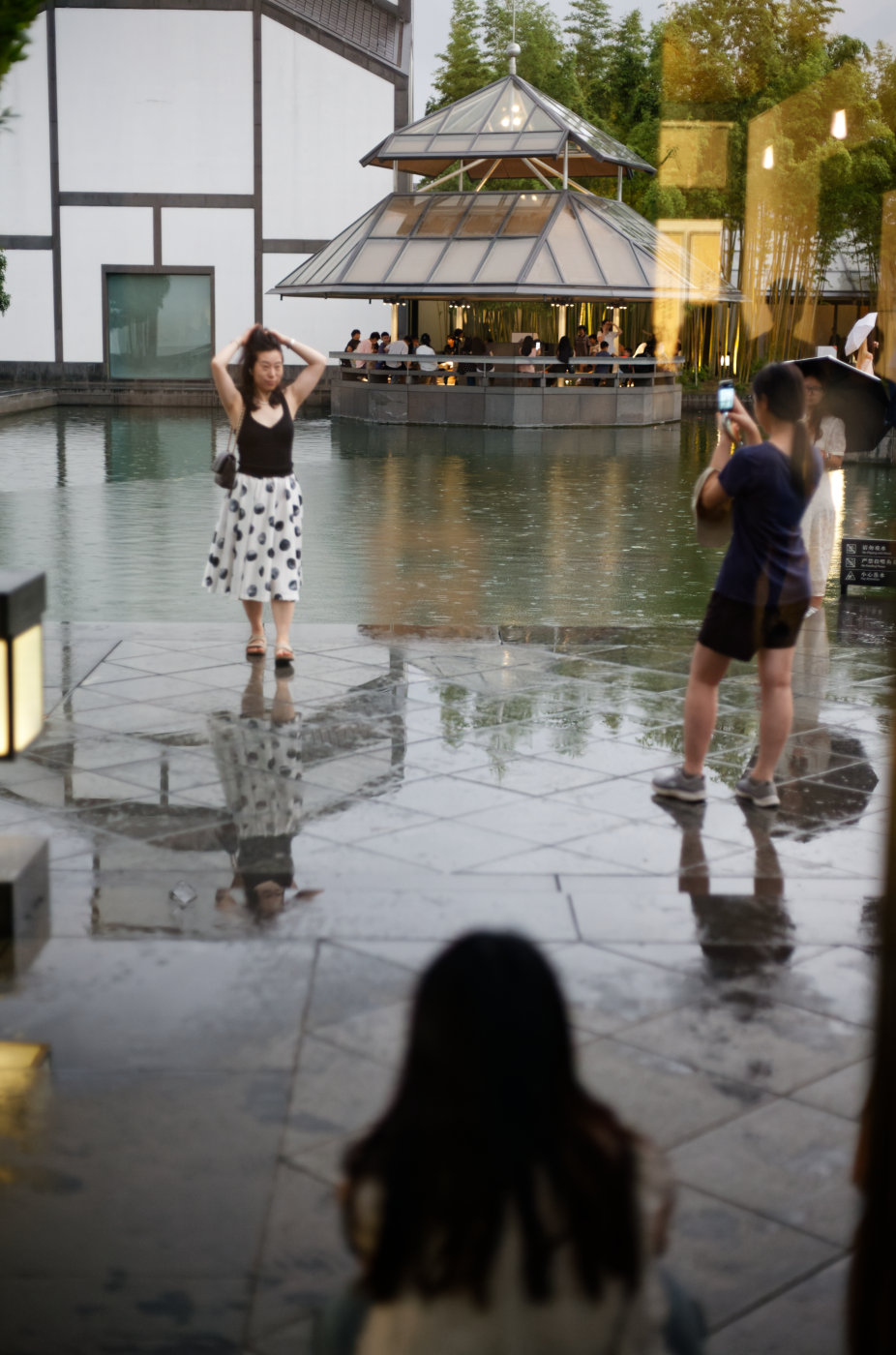 下雨了，但女孩们仍然冒雨拍照