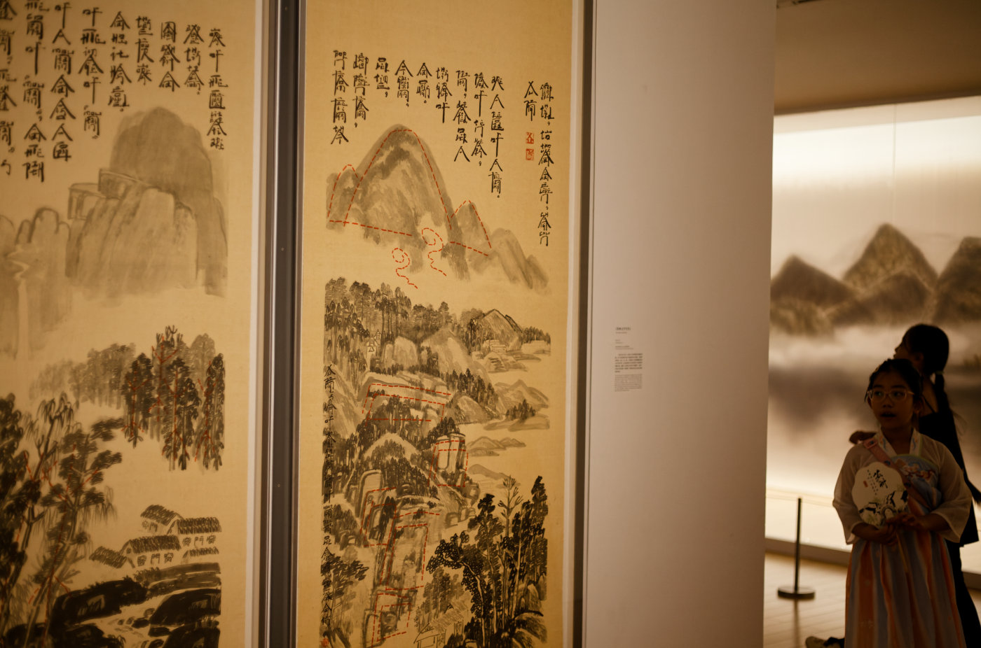 富有意境的山水画展品与参观者